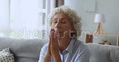 忠心耿耿的老奶奶独自在家满怀希望地祈祷
